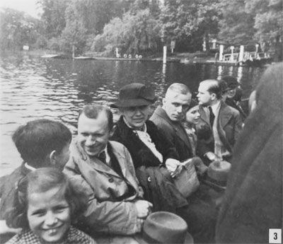 „Familienausflug“ auf dem Schlachtensee; (von links nach rechts): Jutta und Jan Niemöller, Helmut Gollwitzer, Frau Else Niemöller, Hertha Niemöller umrahmt von den Brüdern Saß 