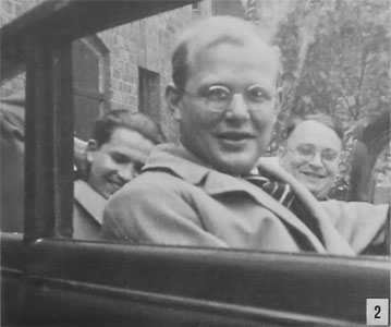 Dietrich Bonhoeffer mit Wilhelm Rott (rechts hinter ihm).